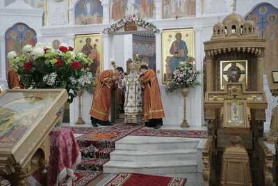Митрополит Филарет совершает Божественную службу